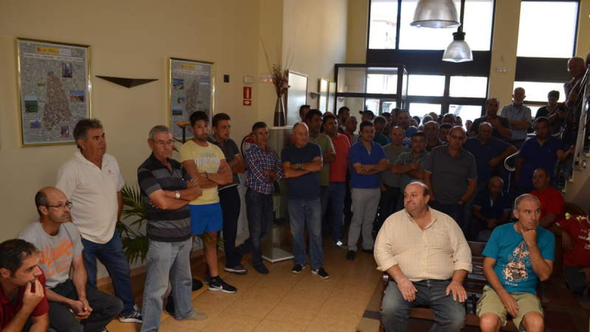 Los regantes de las zonas modernizadas tomaron ayer la sede de la comunidad. MEDINA