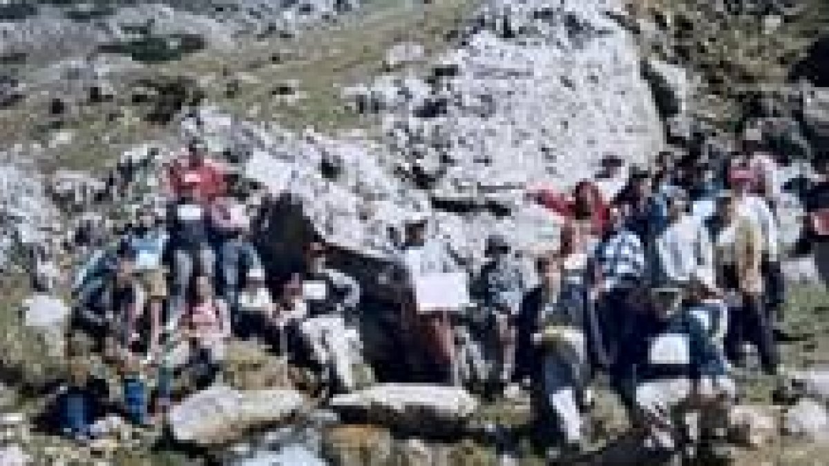 Los vecinos ya se concentraron en Murias en defensa del manantial