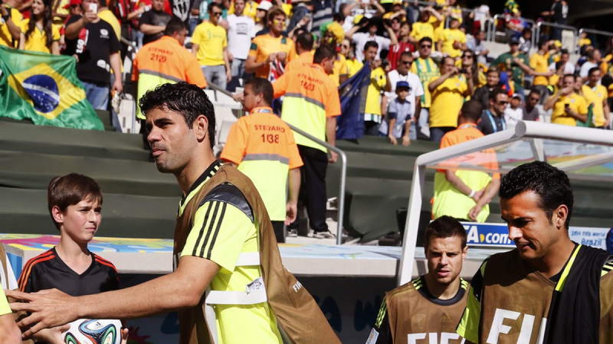Momento en el que los jugadores de La Roja se despiden del Mundial de Brasil.