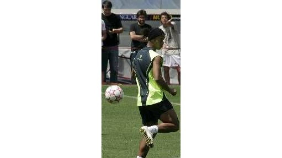 Ronaldinho, durante la sesión de entrenamiento de ayer