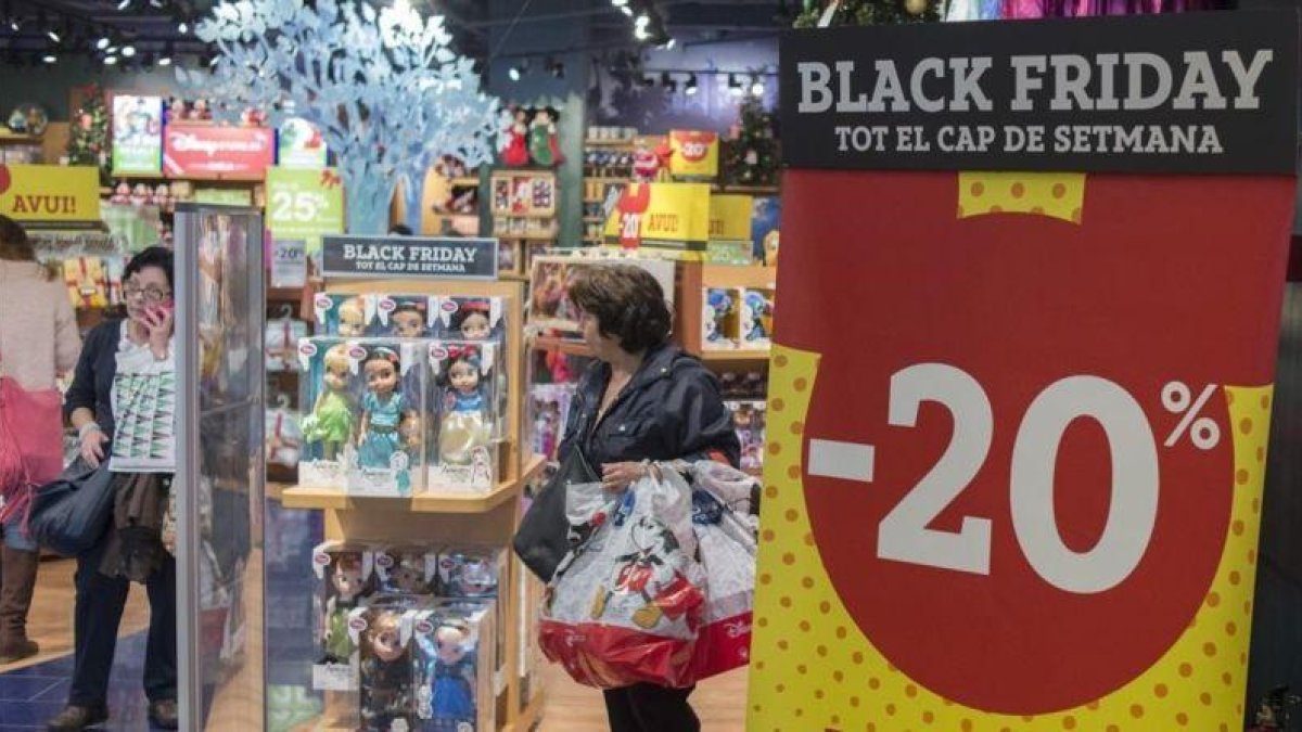 Carteles de Black Friday en una tienda de Barcelona.