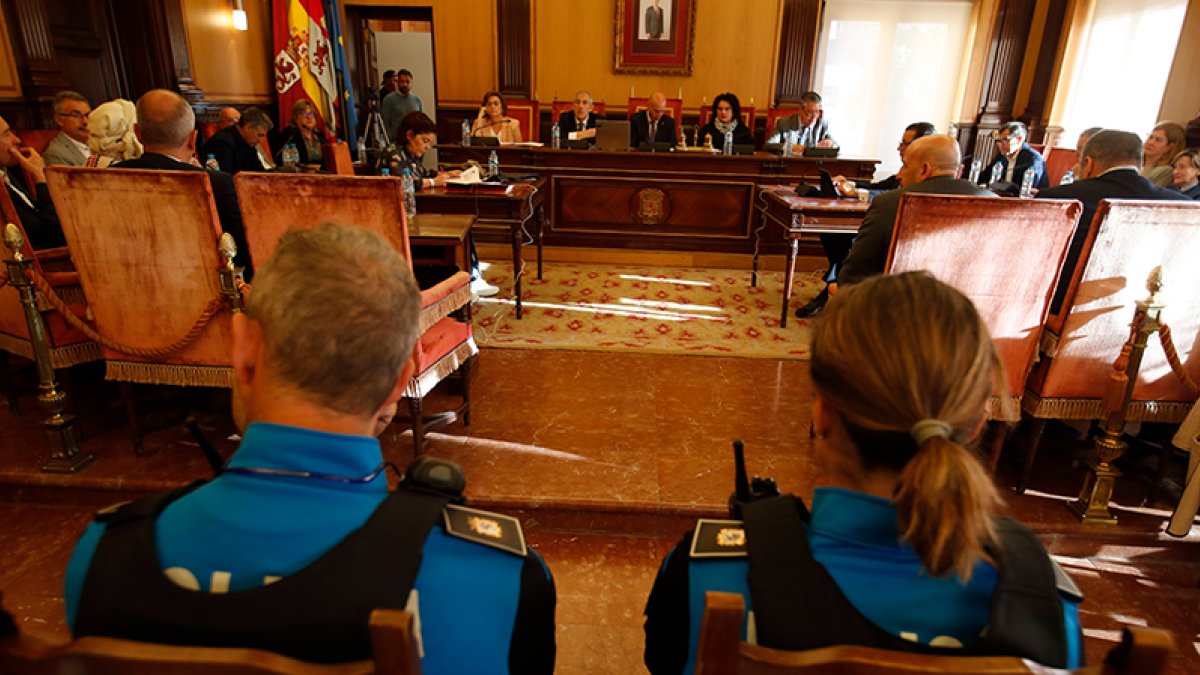 Sesión plenaria en el ayuntamiento de la capital. RAMIRO