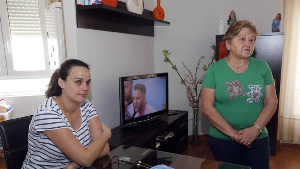 Patricia Merayo y María Rosa Rojo, viven en el piso de Alcles pendientes del Hospital de León. MARCIANO