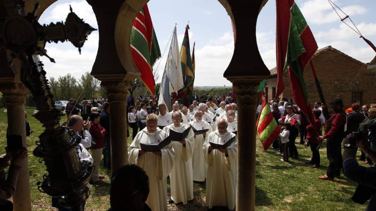 El acto, al que acuden todas las autoridades locales, goza de una gran solemnidad. JESÚS