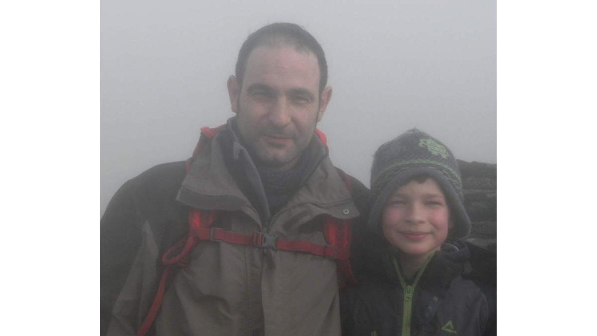 Marcelino López de Abajo junto a su hijo Diego haciendo senderismo en el condado de Wicklow.