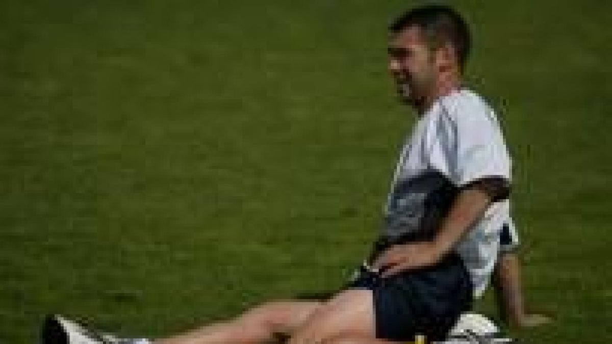 Raúl Ibáñez estira después del primer entrenamiento de ayer en el Área de Puente Castro