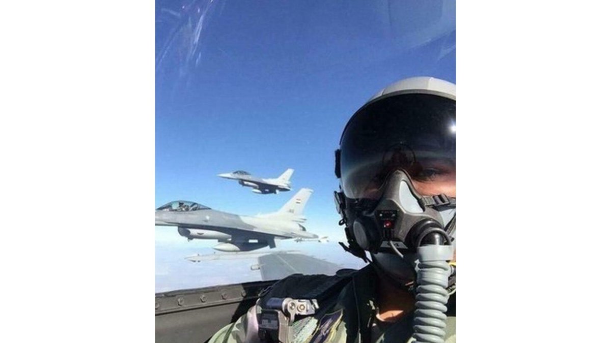 Selfi de un piloto de combate iraquí antes de bombardear Mosul.