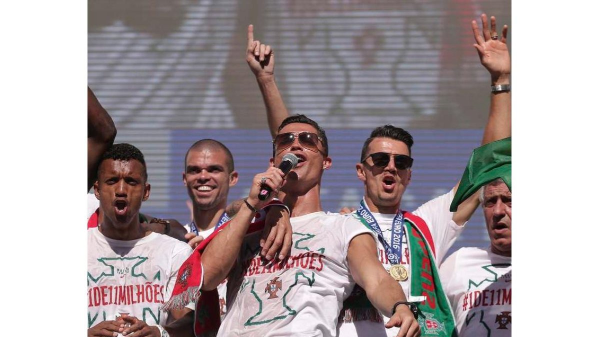 Los portugueses rinden tributo a la campeona en una ceremonia con Cristiano como protagonista. COTRIM