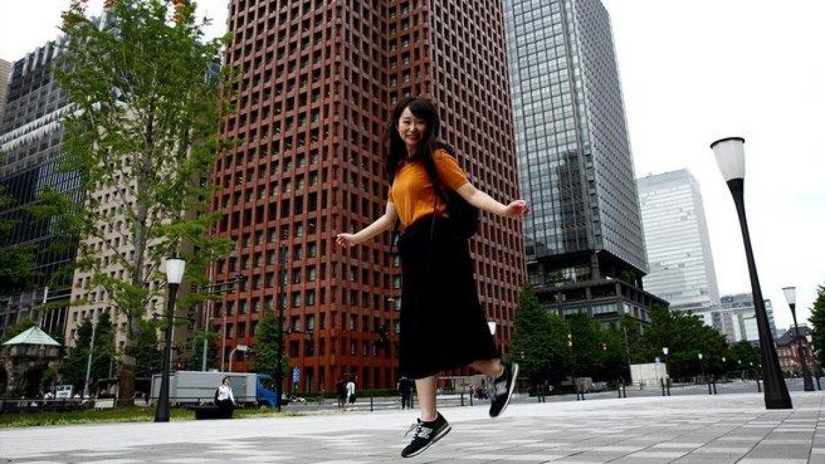 Yumi Ishikawa salta con sus zapatillas en una calle de Tokyo.