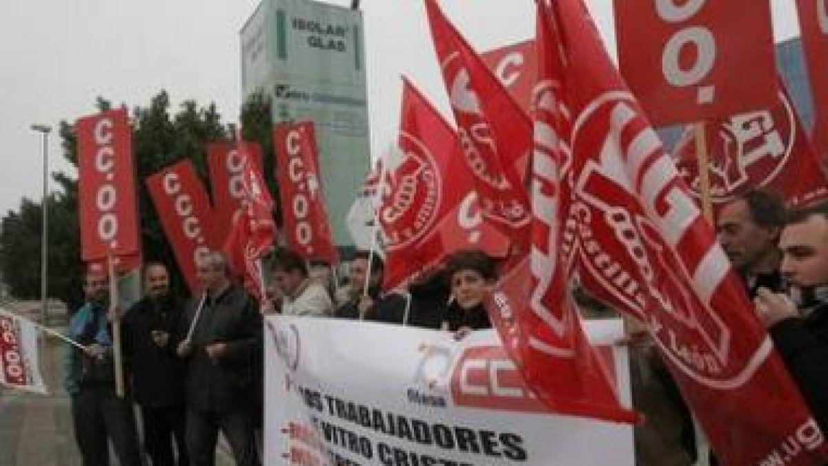 Delegados y cargos sindicales de CC.OO y UGT se concentraron ante la factoría de Vitro en Camponaray