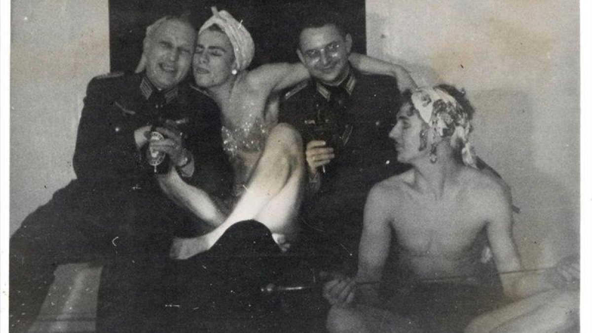 Una fiesta en la que se mezclaban los uniformes nazis con los disfraces de mujer.