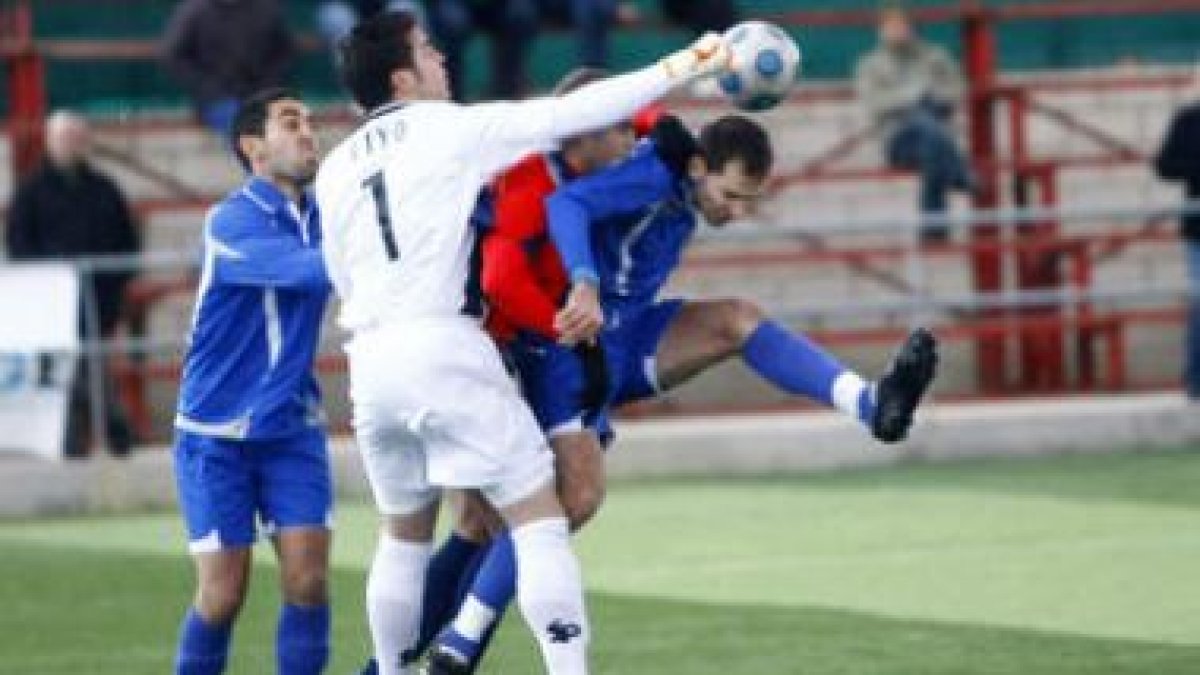 Antonio Pino, a la izquierda, volverá a ser la referencia ofensiva del equipo trepalense.