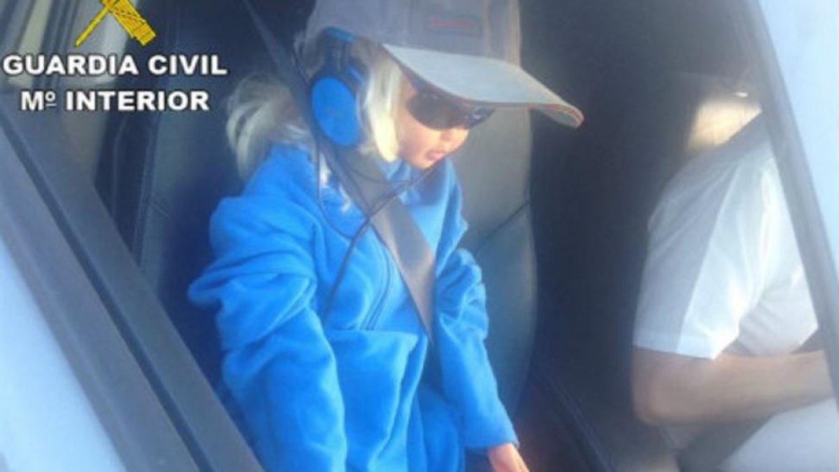 La muñeca, ataviada con gorra, gafas de sol, chaqueta y auriculares, que llevaba el conductor infractor.