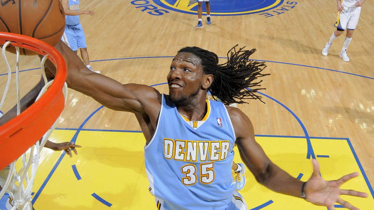 Kenneth Faried en una acción espectacular con su equipo los Denver Nuggets.