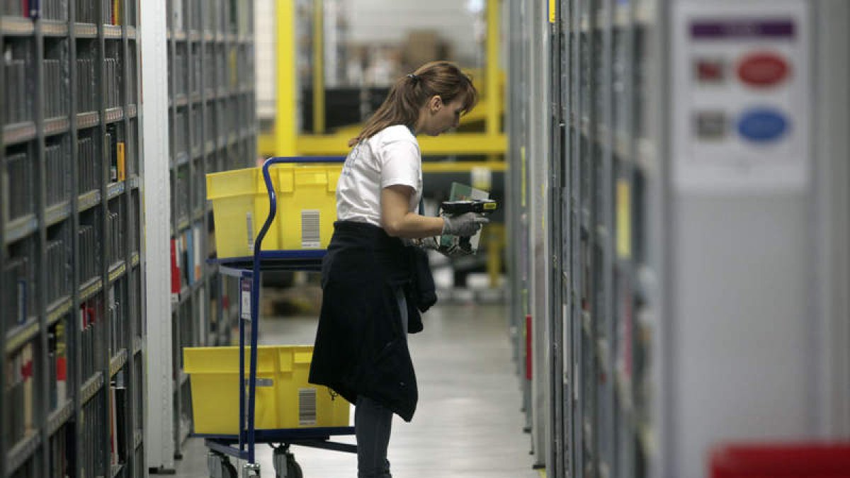 Instalaciones de un centro logístico de Amazon. RAQUEL P. VIECO