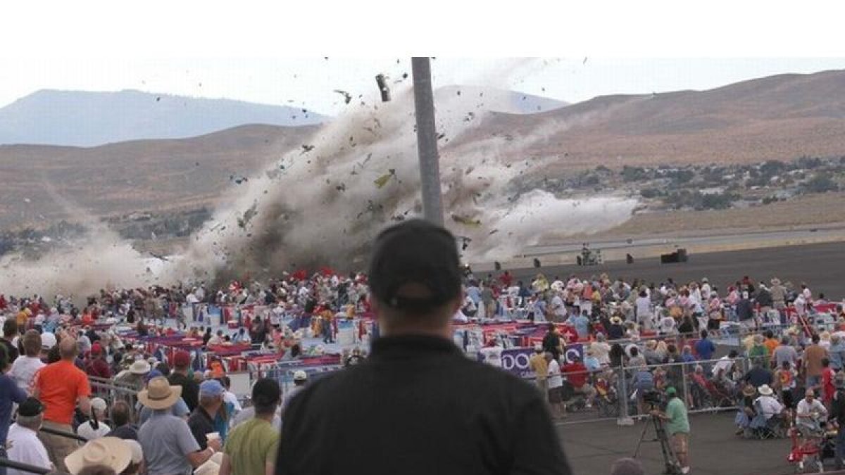El avión de combate Mustang se precipita contra una de las gradas repletas de espectadores.
