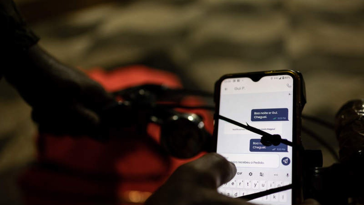 Imagen de un trabajador de empresas digitales con un teléfono móvil. ISAAC FONTANA