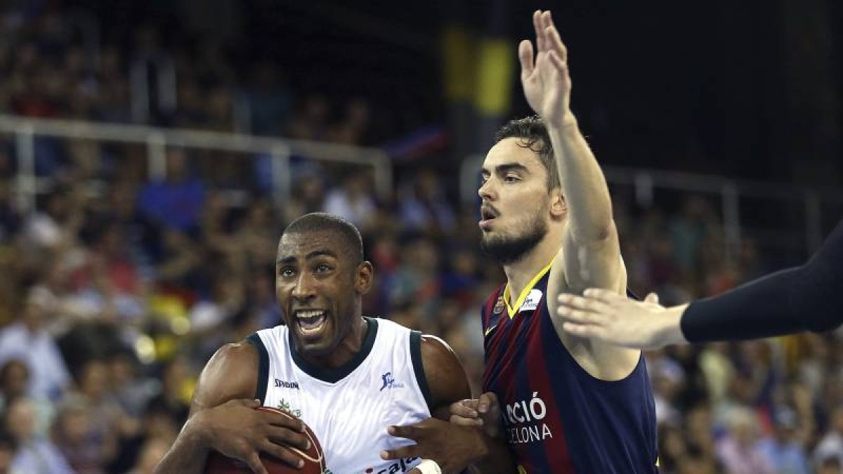 El base checo del FC Barcelona Tomas Storansky (d), intenta bloquear al base italiano del Unicaja, Jayson Granger (i), durante el segundo partido de playoff de semifinales de la Liga Endesa que ambos equipos disputan hoy en el Palau Blaugrana de Barcelona