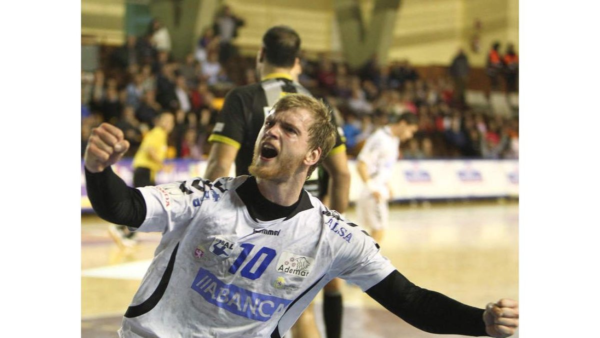 Piñeiro, pivote del Abanca Ademar, club que más veces ha organizado la Copa Asobal.