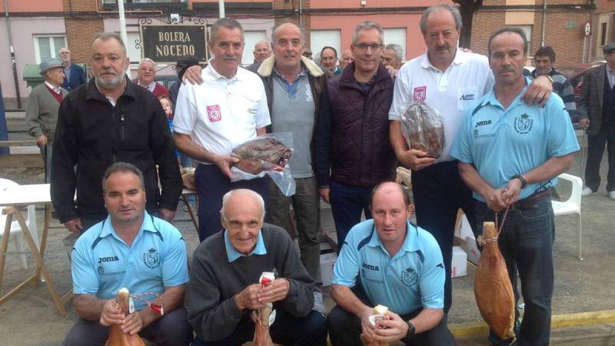 Foto de familia de los triunfadores en el trofeo de San Froilán junto al concejal López Benito.