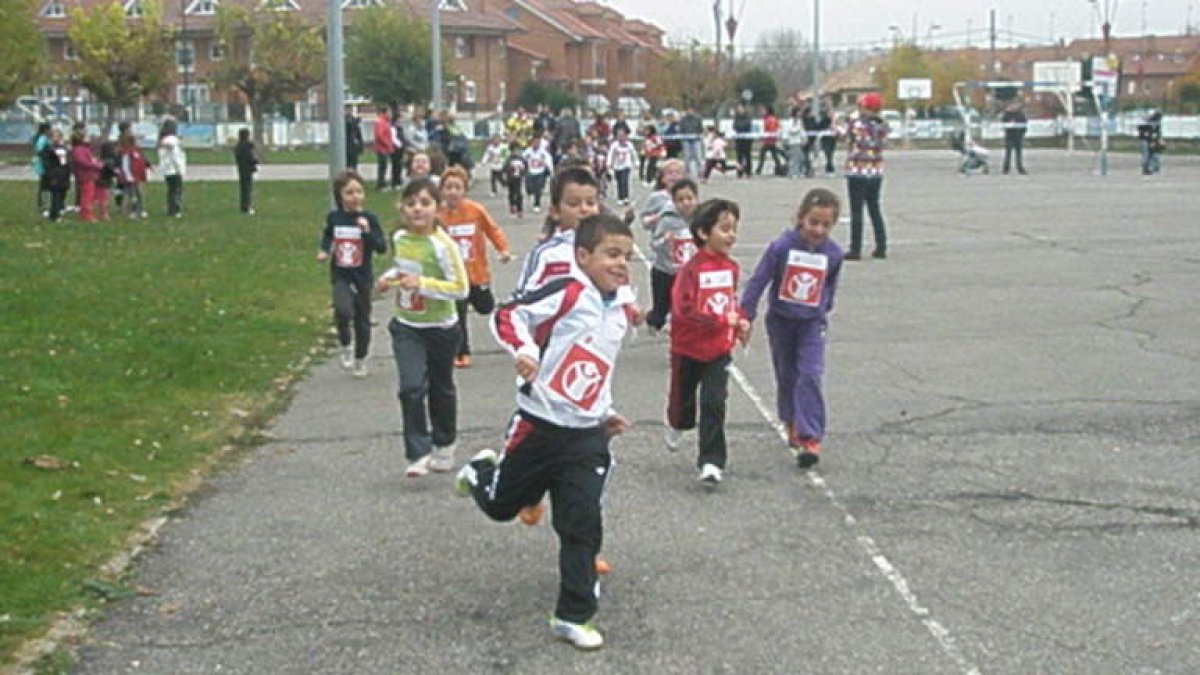 Un momento de la carrera celebrada en el patio del colegio.