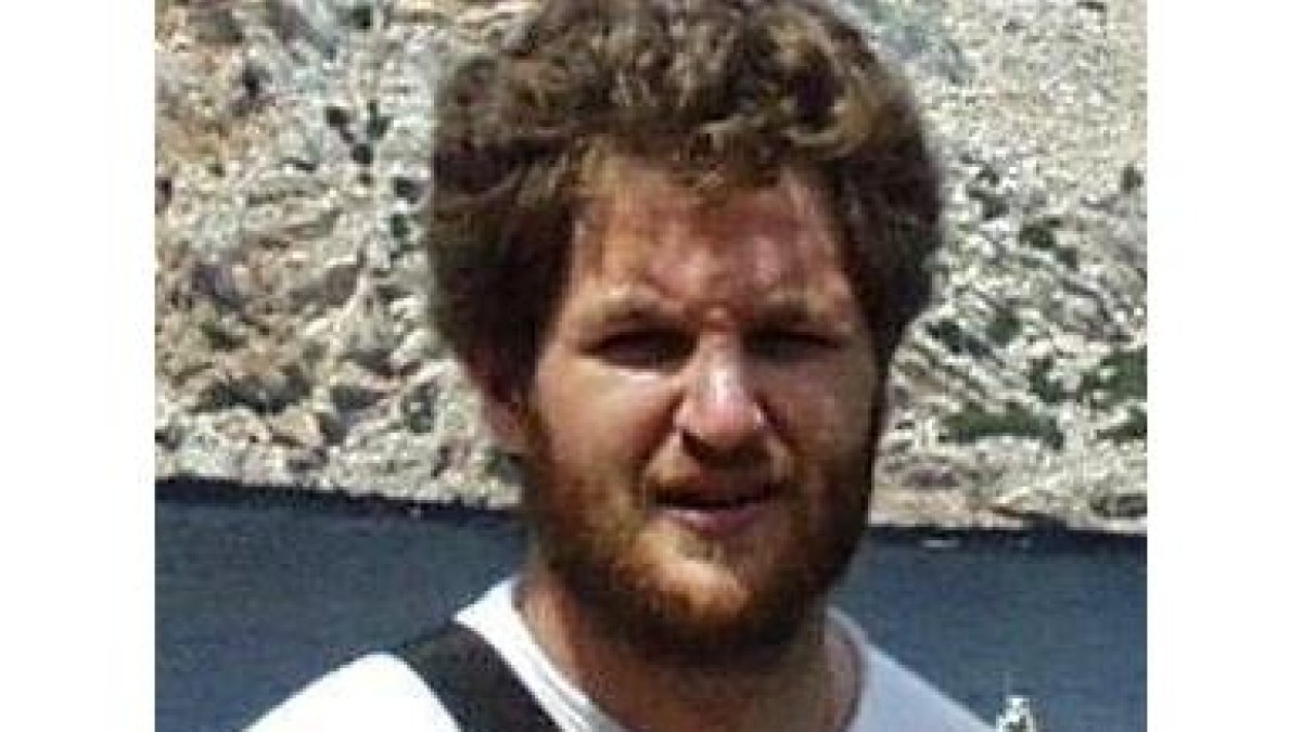 Paquistaníes trepan por la montaña para llegar a su pueblo