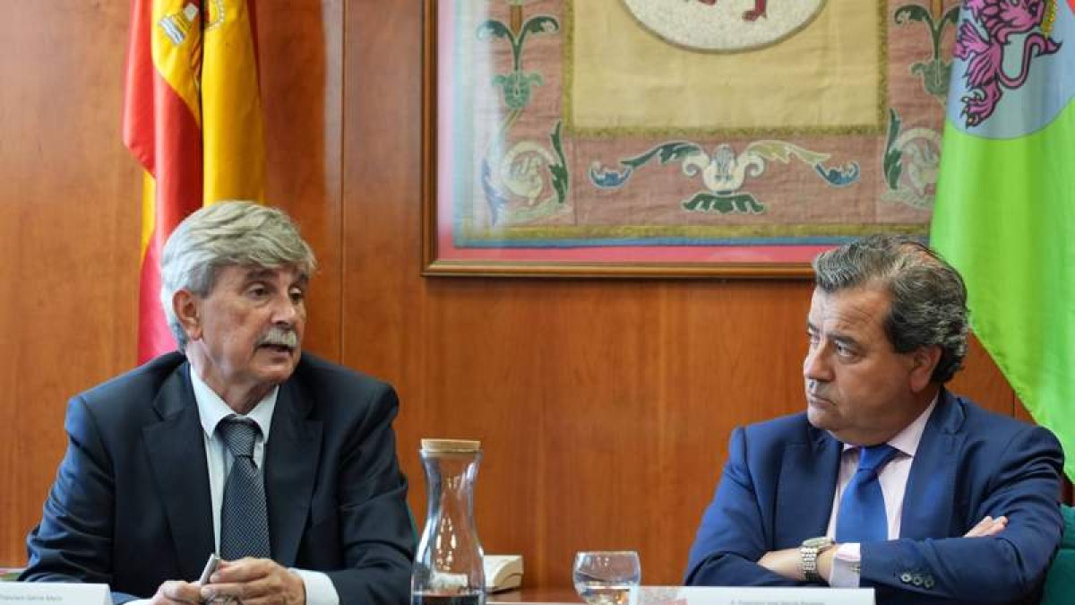 El rector, García Marín, y el presidente de Monteleón, García Paramio. DL