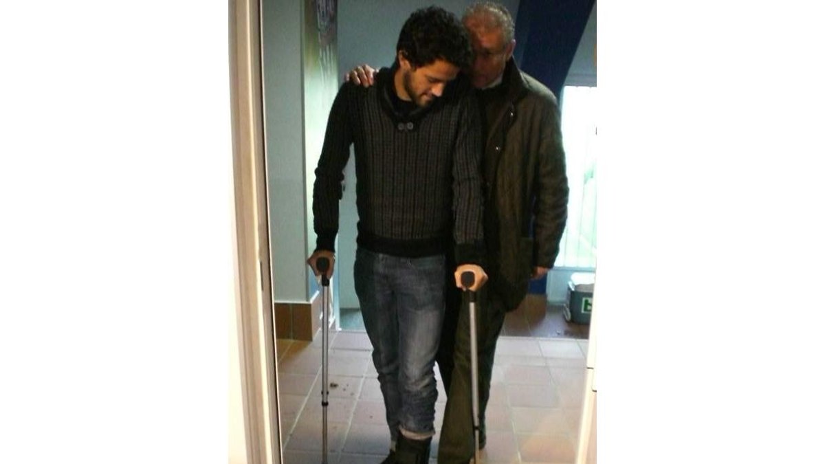 A Mateo se le ha colocado una férula en el tobillo dañado.