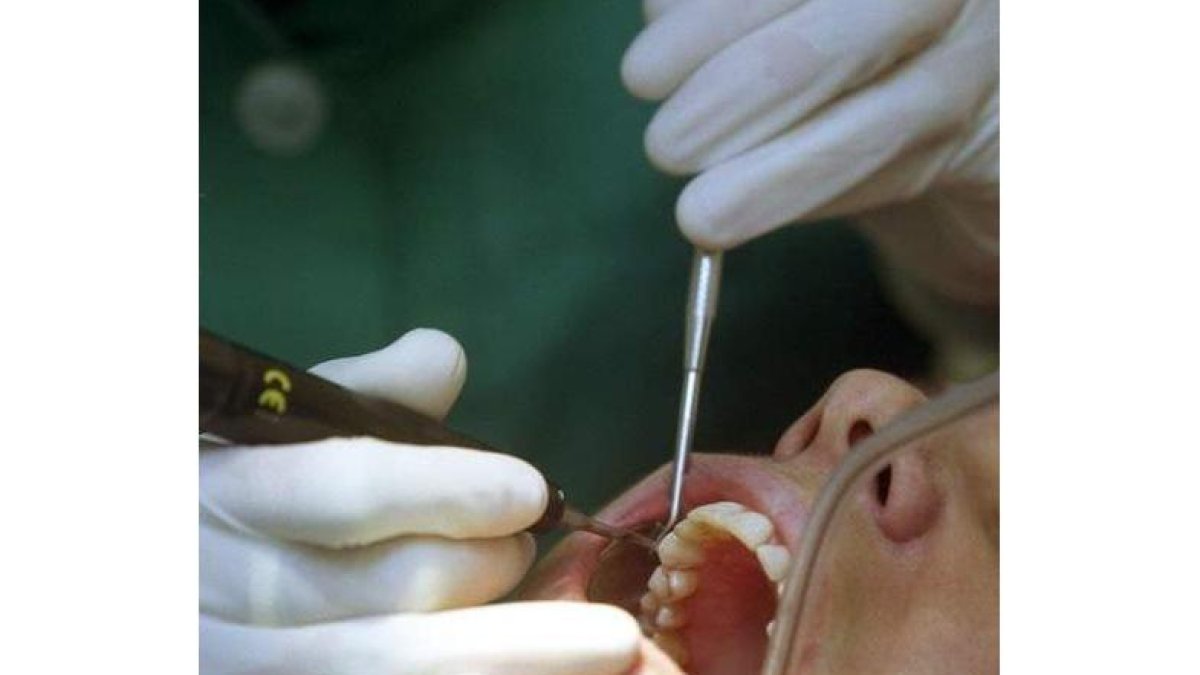 Un dentista atiende a un paciente. JESÚS