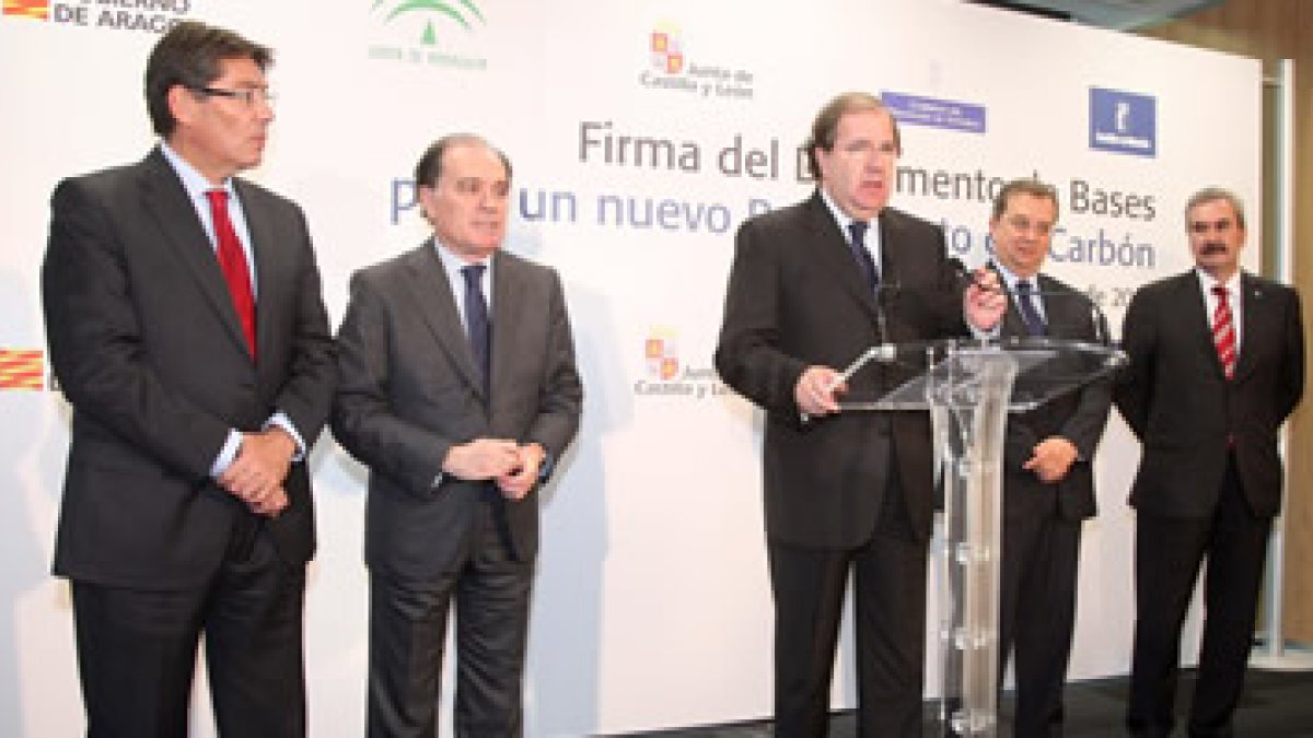 Juan Vicente Herrera y los consejeros de Economía, durante la declaración institucional.