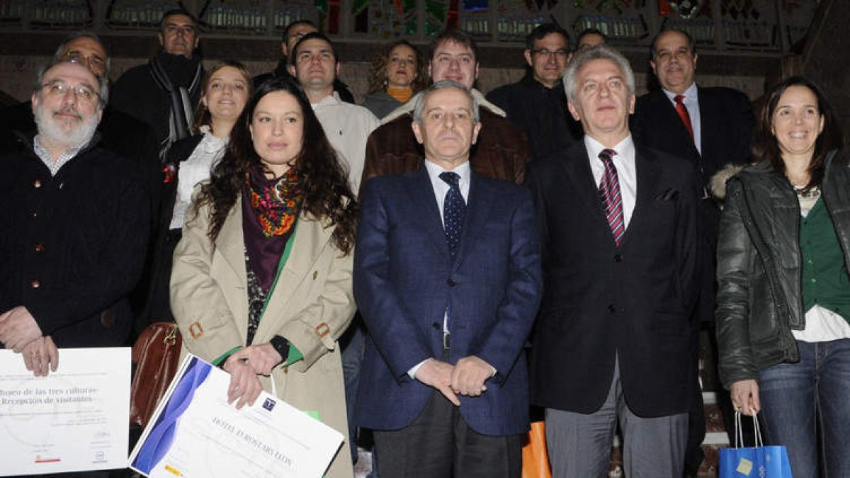 El alcalde y el concejal de Turismo posaron con los representantes de los nuevo negocios adheridos al Sicted.