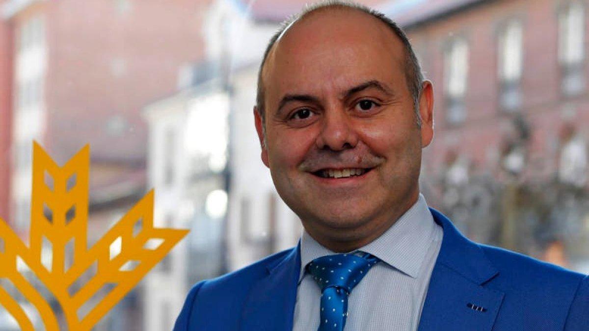 Alejandro Hidalgo, en la sede de Caja Rural en la calle Ordoño II de la capital leonesa. RAMIRO