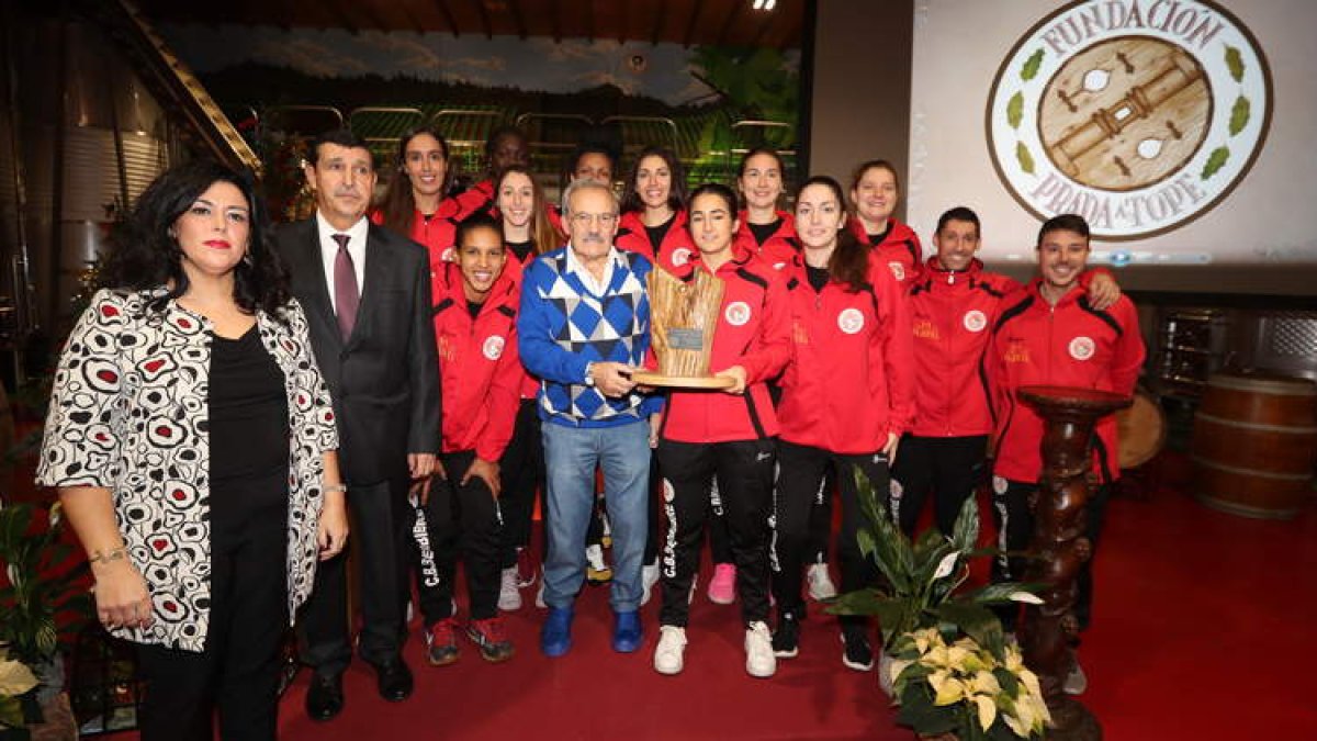 Jugadoras, dirigentes y técnicos, posaron con el premio concedido por la Fundación. L. DE LA MATA