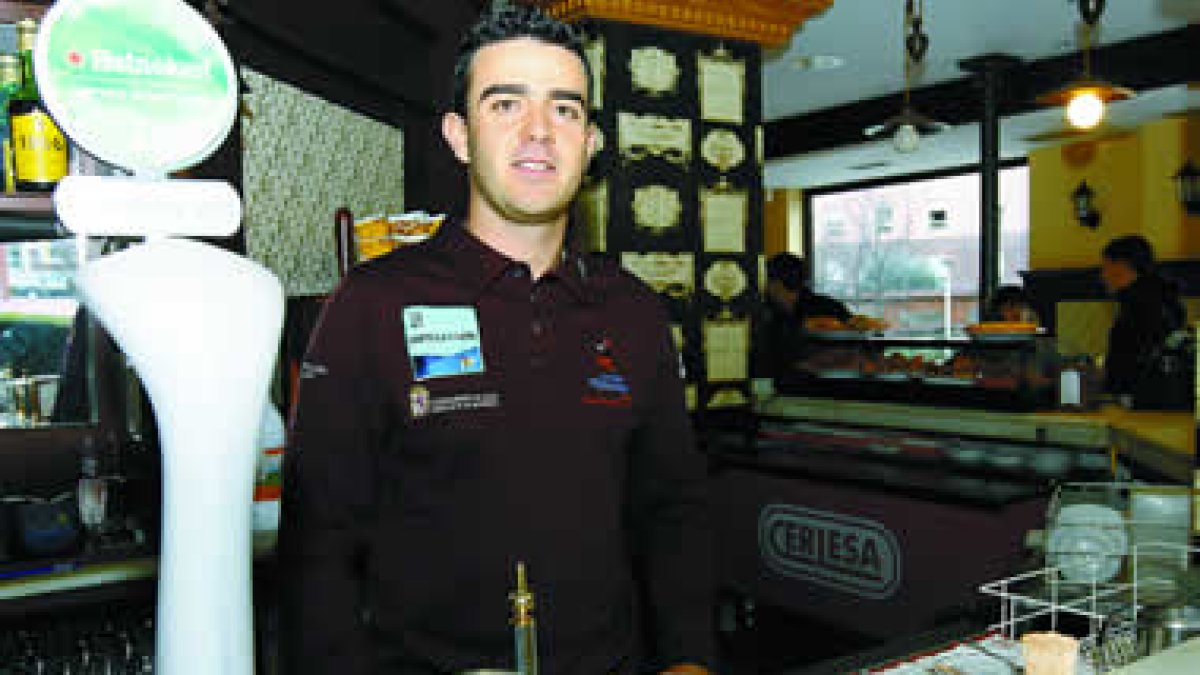 Jorge García, ayer en la cafetería-restaurante que regenta su hermano en el centro de León.