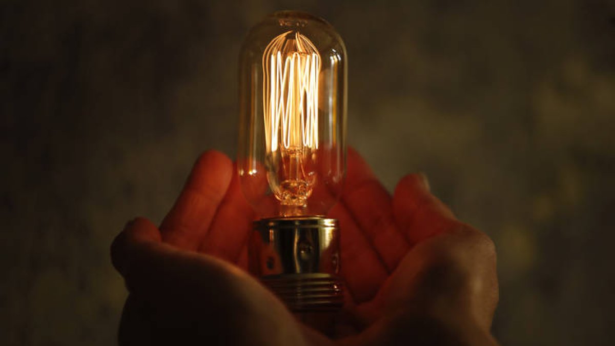 La luz saldrá hoy casi gratis. RAMIRO