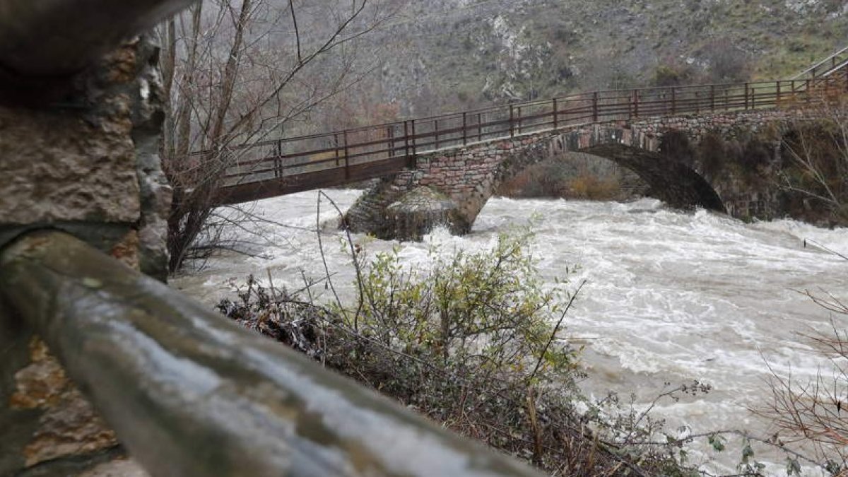 El deshielo tras la lluvia y la nieve amenaza con riadas. DL