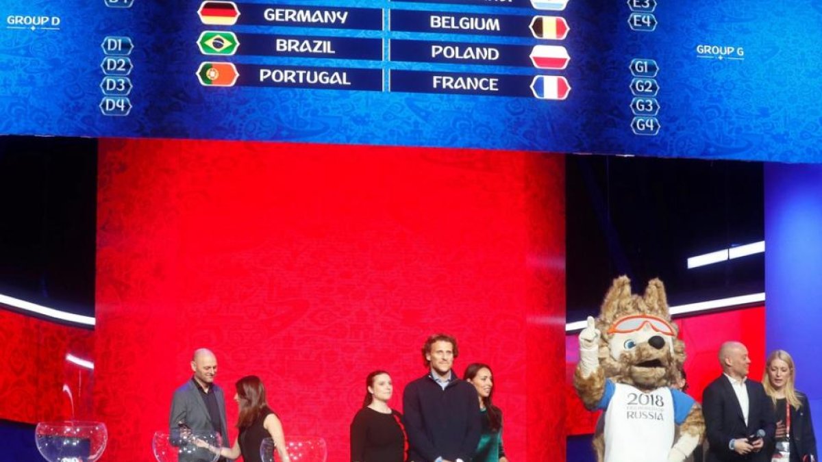 El exfutbolista uruguayo Diego Forlán (c) participa en el ensayo del sorteo de emparejamientos para el Mundial de fútbol 2018 en el Palacio del Kremlin, en Moscú.