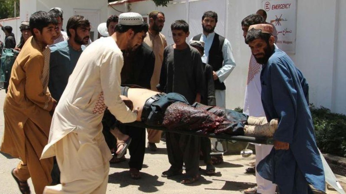 Asistencia a las víctimas tras la explosión de un coche bomba en Lashkar Gah, en Afganistán