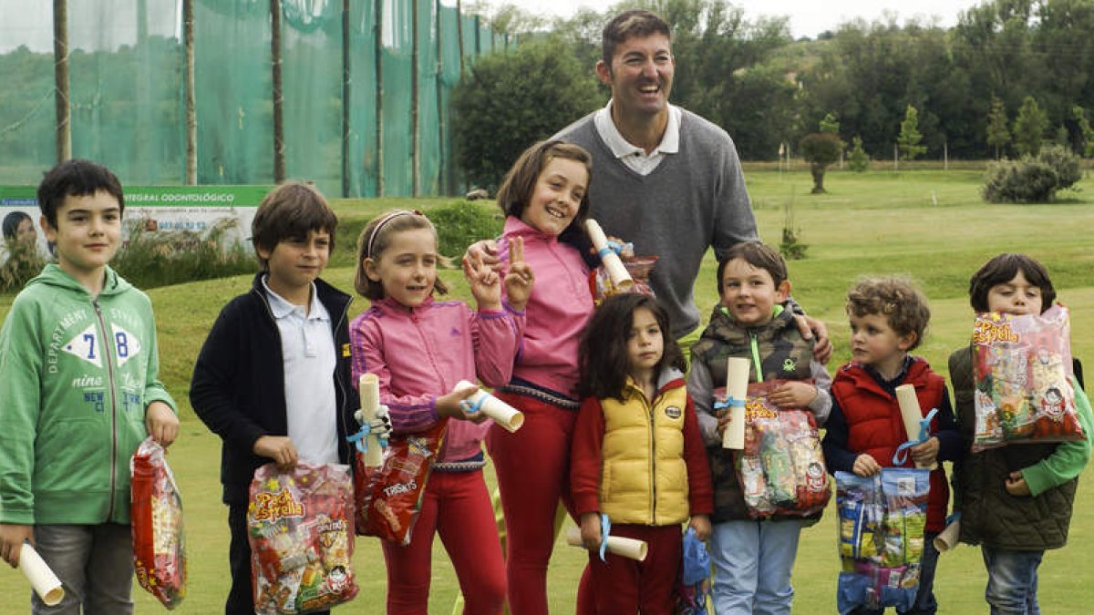 Chousa junto a los niños que participaron en el curso.