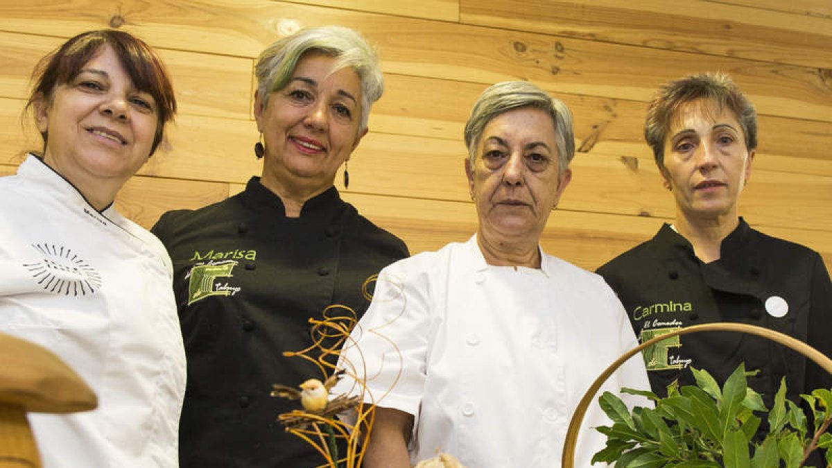 Marisa Rodríguez, segunda por la izquierda, con sus compañeras de El Comedor del Monte. FERNANDO OTERO