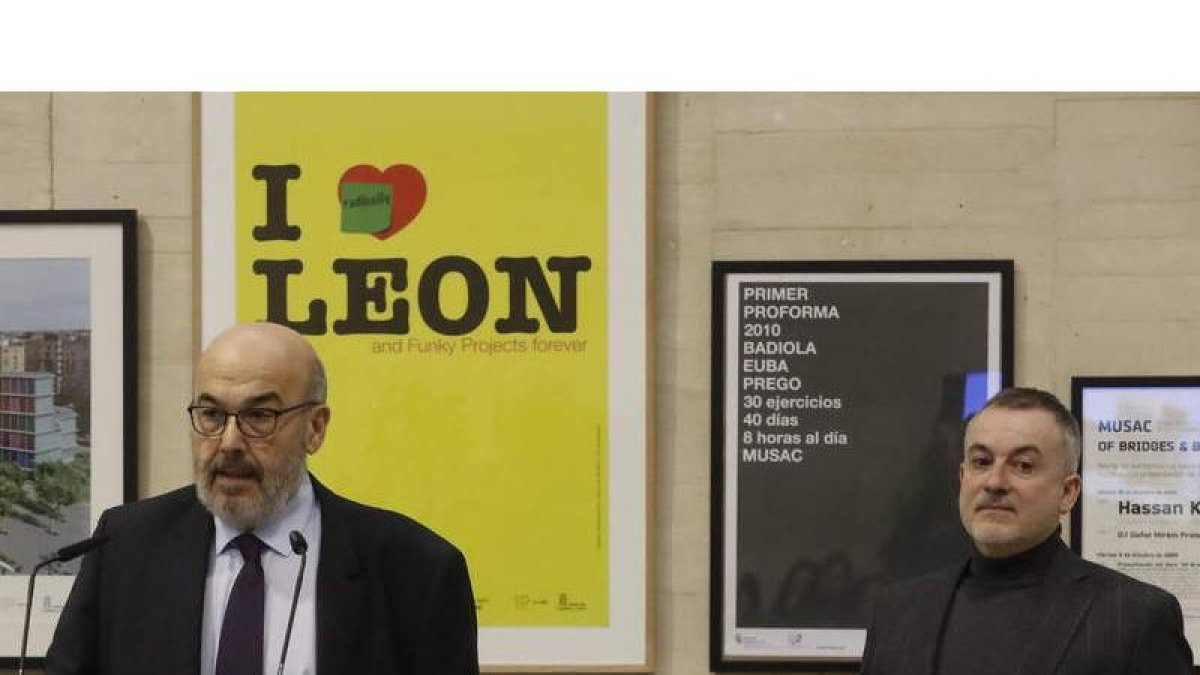 Juan González Posada y Manuel Olveira, visiblemente incómodo, en una de sus últimas ruedas de prensa en el Musac. RAMIRO