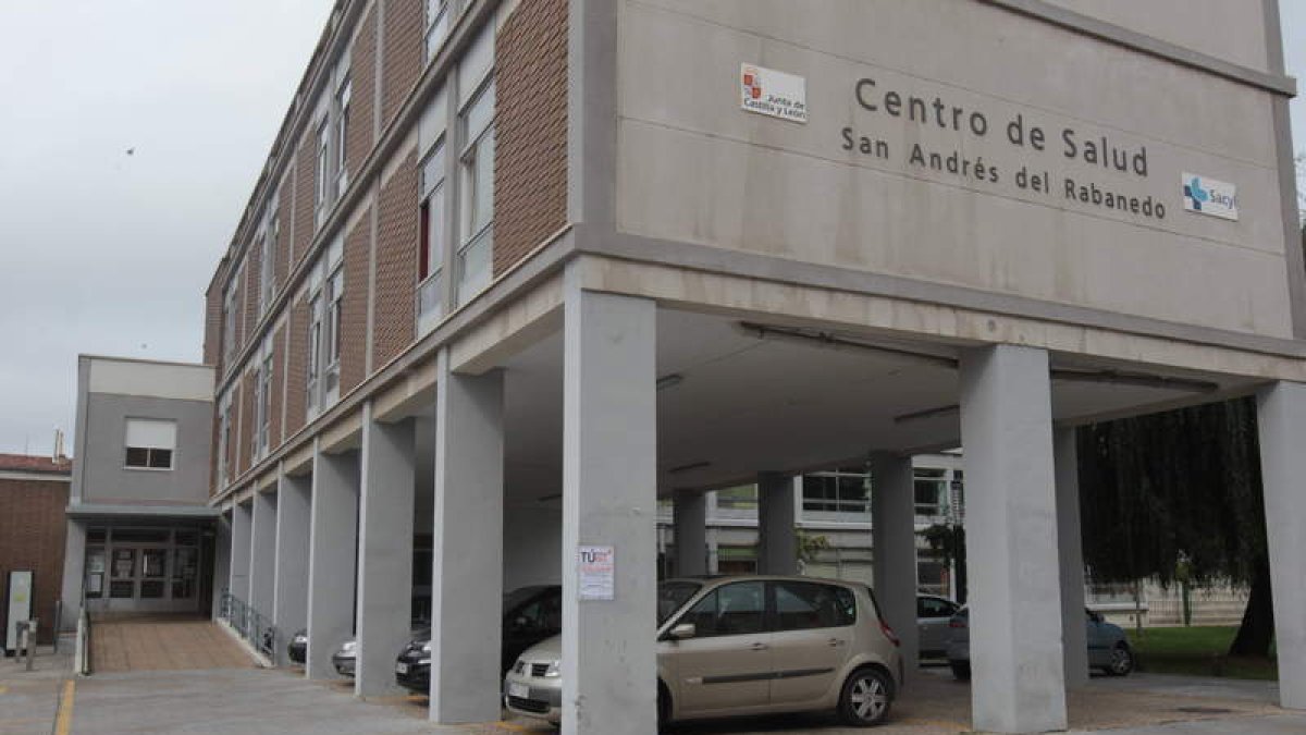 Estado exterior que presentaba ayer el centro de salud de Pinilla, de nuevo sin presupuesto.