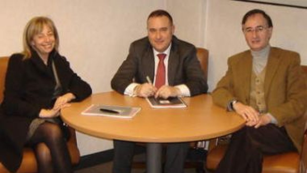 Los representantes de Mapfre y del colegio, a la conclusión del acto de la firma.