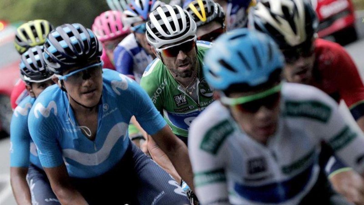 Los favoritos de la Vuelta, con Alejandro Valverde, de verde y en el centro, durante la ascensión a los Lagos de Covadonga.