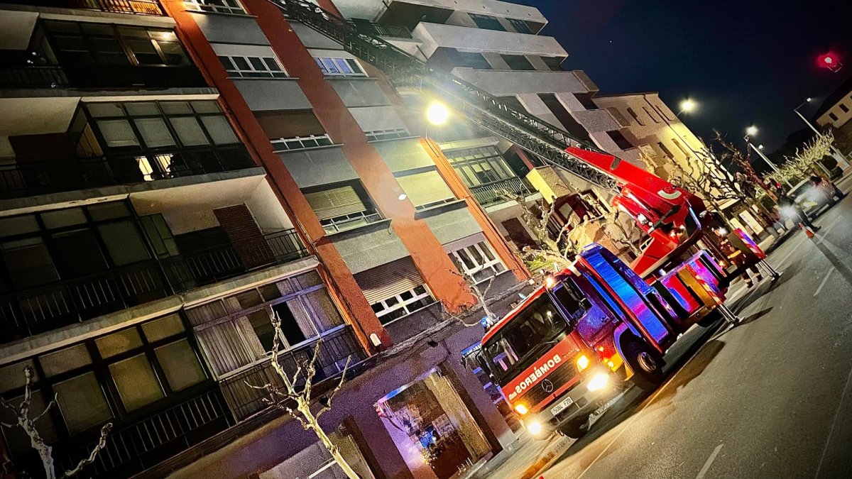Fotografía de la intervención de los bomberos. DL