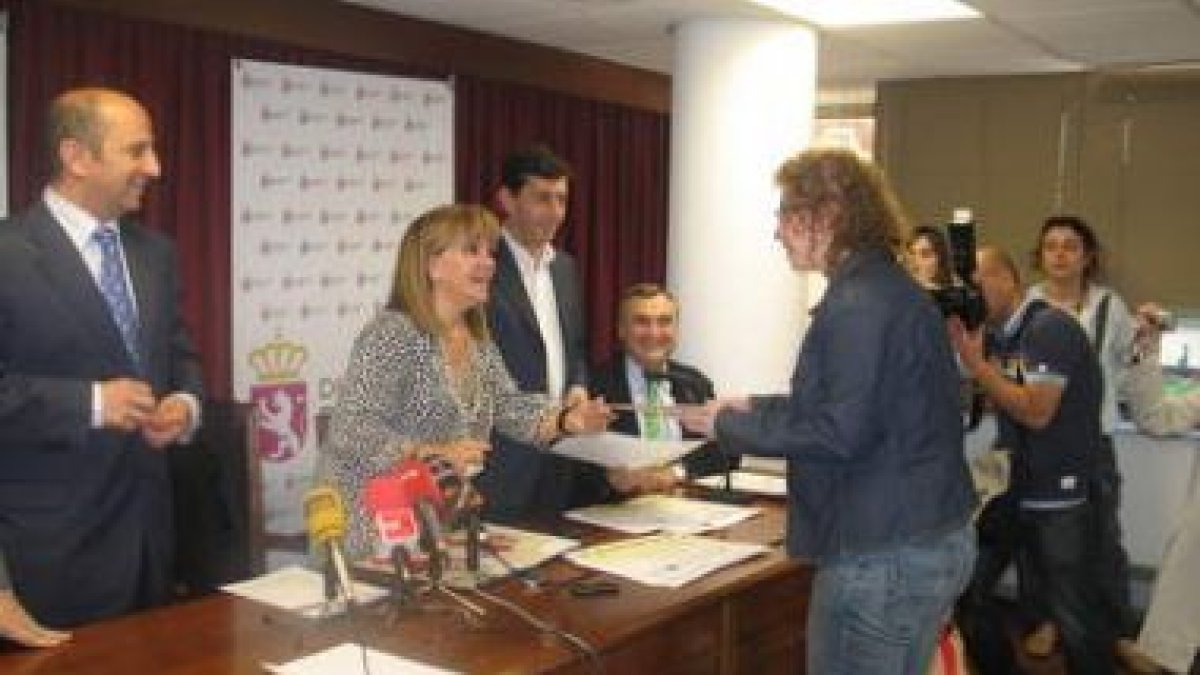 La presidenta de la Diputación entregó diplomas a algunas alumnas.