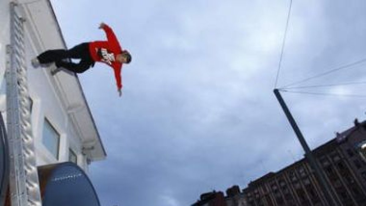 Un especialista se lanza desde el tejado de Espacio Vías.
