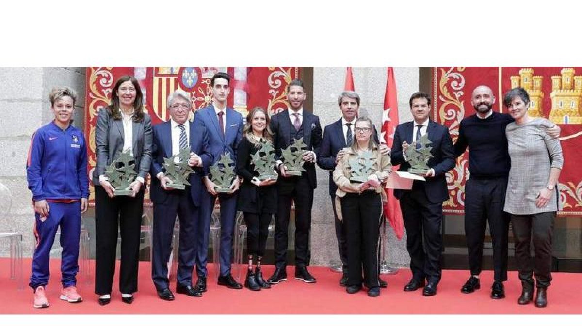 Camino Martínez, cuarta por la derecha, con su premio en la foto de familia. FERNANDO OTERO