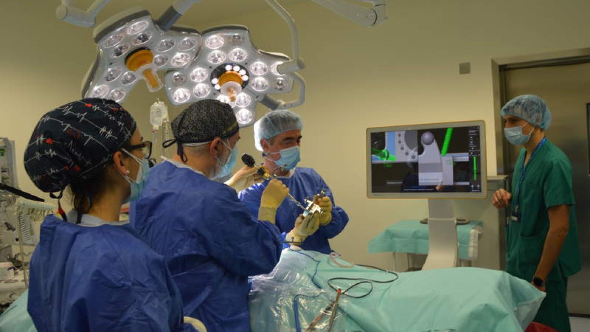 La operación se llevó a cabo ayer y estuvo al frente el doctor Valle Folgueral. HSJD