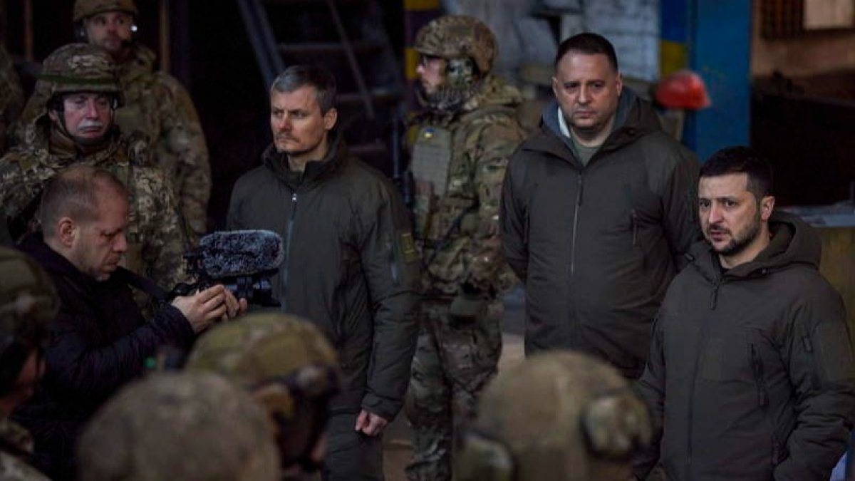 Zelenski se reúne con miembros del ejército ucraniano. DL